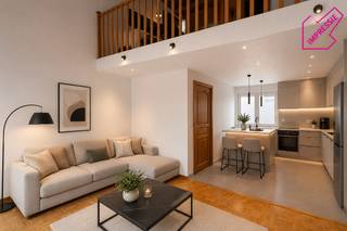 Op zoek naar een appartement op een absolute toplocatie in Antwerpen? Dit charmante duplexappartement bevindt zich op enkele stappen van de vernieuwde Scheldekaaien en de gezellige Kloosterstraat, met de Groenplaats en Grote Markt op wandelafstand.<br /><br />Het appartement is gelegen op de derde verdieping van een kleinschalig gebouw en biedt ongeveer 60 m² woonoppervlakte. Op de eerste woonlaag bevinden zich de leefruimte en keuken. De bovenverdieping omvat een slaapkamer en een recent vernieuwde badkamer. Dankzij de duplexindeling voelt het appartement verrassend ruim en aangenaam aan.<br /><br />Verder beschikt het appartement over airconditioning, een modern verwarmingssysteem en een EPC-label C (204 kWh/m²), waardoor er geen renovatieverplichting van toepassing is. Met een beperkte opfrissing van de keuken kan dit appartement eenvoudig verder worden gemoderniseerd.<br /><br />Stedenbouwkundige inlichtingen in aanvraag.