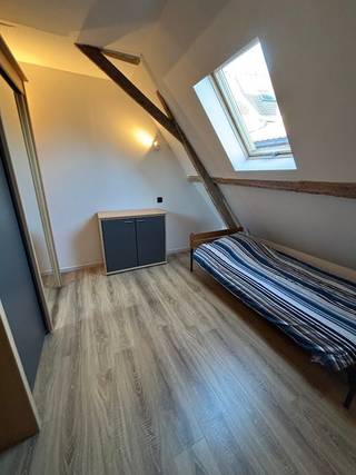Deze instapklare woning is gelegen in een landelijk dorpje Beveren aan de Ijzer (Alveringem) met name in de Kallestraat 1 op een perceel van 217m² grond. Dit betreft een totaalrenovatie.

Interieur:
U komt binnen via de inkomhal met directe toegang tot een gezellige ruimte die u naar believen kan inrichten. Verder komt u terecht in de ruime en lichtrijke leefruimte met open ingerichte keuken en via het schuifraam direct toegang tot de tuin. In de leefruimte is er een praktische bureauruimte gecreëerd. Het gelijksvoer omvat verder ook nog een apart gastentoilet en een achter inkom die toegang biedt tot de tuin. 
Het tussenverdiep is uitgerust met een praktische berging  met aansluiting voor wasmachine en droogkast. 
het verdiep omvat maar liefst 3 ruime slaapkamers en de ingerichte badkamer (dubbele lavabo/ douche/ toilet). 

Exterieur: 
De woning is voorzien van een gezellige en zongerichte tuin aangelegd met kiezelsteentjes. Verder is er ook een dubbele garage en is er in de straat voldoende parkeergelegenheid. 

Pluspunten: 
- Instapklaar 
- Conforme keuring/ energiezuinig
- Dubbele garage 
- Landelijke ligging 