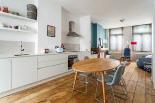 <p>Op zoek naar een lichtrijk appartement op een centrale locatie in Antwerpen? <br />Dan is dit instapklare appartementaan de Provinciestraat precies wat u zoekt.<br /><br />Dit stijlvolle appartement bevindt zich op een toplocatie, op een boogscheut van het bruisende Zurenborg, het gezellige Stadspark en het historische stadscentrum. De omgeving biedt een overvloed aan leuke eet- en drinkgelegenheden, winkels en vlot openbaar vervoer, ideaal voor wie houdt van stadsleven met comfort.<br /><br /></p>
<p>Binnenin geniet u van een aangename leefruimte met enorm veel natuurlijke lichtinval, dankzij de grote raampartijen. De open keuken sluit perfect aan bij de gezellige woonkamer, wat zorgt voor een ruimtelijk gevoel en een moderne uitstraling. Bovendien zijn er authentieke elementen behouden gebleven, zoals de originele parketvloer en de karaktervolle schouw, die extra charme en warmte toevoegen aan het geheel. Daarnaast zijn er doorheen het appartement heel wat ingemaakte kasten voorzien, wat zorgt voor extra opbergruimte en een strak geheel.<br /><br />Verder beschikt het appartement over een volwaardige slaapkamer, een ensuite badkamer met douche, en een bureauruimte ideaal voor thuiswerk. De absolute troef: een gezellig inpandig terras waar u kan genieten van de buitenlucht.<br /><br />Kortom: een perfect gelegen, lichtrijk appartement met alle comfort en zeer lage algemene kosten.<br /><br />Bent u geïnteresseerd in dit karaktervolle appartement?<br />Contacteer LISTED voor een bezoek: +32 3 283 51 51.</p>