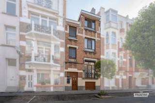 Op een steenworp van de Place du Miroir ontdekt u deze prachtige eengezinswoning, ideaal gelegen in een gewilde residentiële wijk. U geniet van een toplocatie, vlakbij openbaar vervoer, scholen, winkels en alle voorzieningen, terwijl u profiteert van een rustige en aangename omgeving.<br /><br />Met een oppervlakte van ongeveer 200 m² zal dit huis u verleiden door zijn volumes en potentieel. Op het gelijkvloers bevindt zich een ruime kantoorruimte die naar wens kan worden ingericht (thuiswerkplek, slaapkamer of vrij beroep), een toilet, een dressing en een prachtige tuin zonder inkijk, ideaal om in alle privacy van de mooie dagen te genieten.<br /><br />Op de eerste verdieping vindt u een lichte living met een salon en een eetkamer, voorzien van dubbele beglazing, evenals een open, volledig uitgeruste keuken, wat u een gezellige en warme leefruimte biedt.<br /><br />De hogere verdiepingen bieden twee grote ruime slaapkamers met veel indelingsmogelijkheden, een riante badkamer en een zolder.<br /><br />Dit huis vormt een zeldzame opportuniteit, zowel voor een gezin dat op zoek is naar ruimte en comfort als voor een jong koppel dat zich wil vestigen in een geliefde wijk. Het is ook perfect geschikt voor een investeerder die op zoek is naar een pand met uitstekend potentieel.<br /><br />