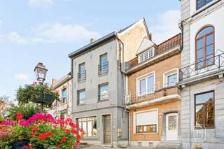 Gerenoveerde opbrengsteigendom bestaande uit 2 appartementen. Dit pand, ideaal gelegen aan de Place de Flobecq, vlakbij winkels, openbaar vervoer en voorzieningen, bestaat uit twee appartementen en biedt een mooie kans, zowel als huurinvestering als voor eigen bewoning met extra inkomsten.Hoofdappartement:Het bestaat uit een gemeenschappelijke hal, een ruime open leefruimte met woonkamer, eetkamer en ingerichte keuken, evenals een apart toilet. Een grote wasruimte, een multifunctionele ruimte die als kantoor of extra slaapkamer kan dienen, een opbergruimte en een droge kelder maken de begane grond compleet.Op de bovenverdieping vindt u een grote slaapkamer en een complete badkamer met ligbad, douche, dubbele wastafel en toilet. De prachtige massieve parketvloer en de hoogwaardige materialen geven dit ruim opgezette appartement veel karakter.Buiten: terras, tuin en parkeerplaats met toegang via de achterzijde. Het appartement is momenteel bewoond, maar kan bij verkoop worden vrijgemaakt.Tweede appartement:Dit appartement beschikt over een mooie open leefruimte met woonkamer, eetkamer en een gedeeltelijk ingerichte keuken, een ruime slaapkamer, een doucheruimte met inloopdouche en toilet, en een wasruimte. Dit appartement is momenteel verhuurd (huurovereenkomst van één jaar), waardoor het direct huuropbrengsten oplevert.Technische kenmerken: dak vernieuwd in 2023, PVC-kozijnen met dubbele beglazing, elektrische rolluiken, gascondensatieketel voor het hoofdagapment en omkeerbare airconditioning voor het bovenste appartement, elektrische boiler, elektriciteit conform de voorschriften en brandveiligheidsconformiteit. EPC-klasse B.Het geheel is onlangs gerenoveerd en er zijn geen werkzaamheden te voorzien. Een gebouw van bescheiden omvang, comfortabel en van hoge kwaliteit, ideaal voor een belegger of om in één van de woningen te wonen en tegelijkertijd te profiteren van de huurinkomsten van de andere.