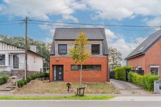 Ontdek deze gezellige vernieuwde woning, gelegen op fietsafstand (1,5 km) van de markt en de scholen. De woning is ideaal is ideaal voor wie op...