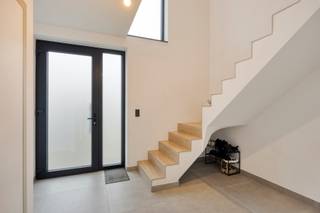 Welkom in deze halfopen, modern ingerichte nieuwbouwwoning (2024), rustig gelegen in de Smeilstraat 63C te Genk. Een woning waar...