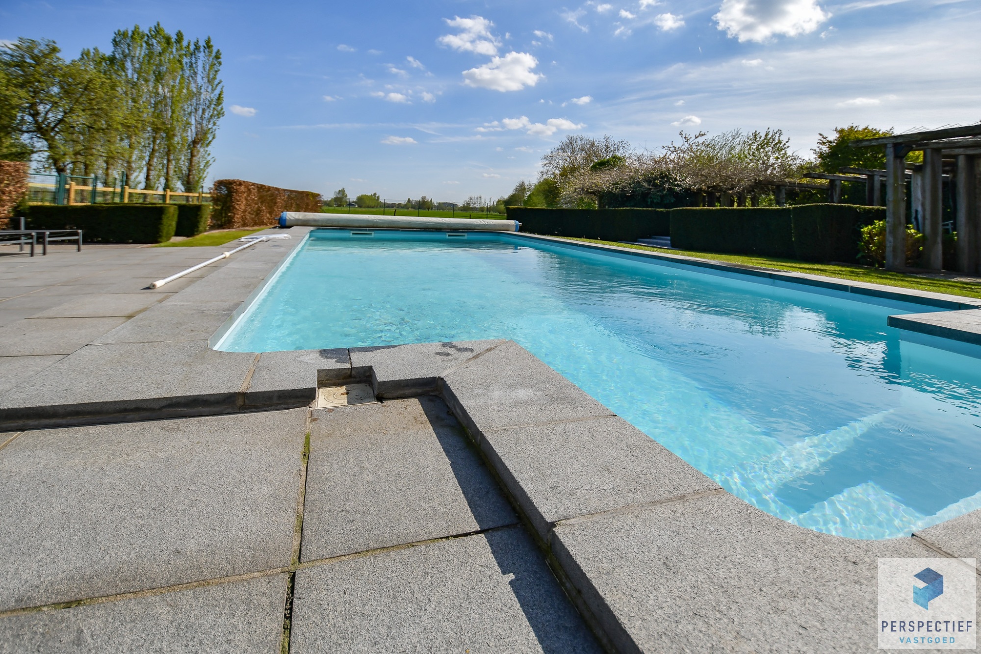 Landelijk gelegen villa met handelsruimte en buitenzwembad op 1370 m² - foto 2