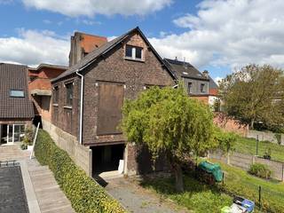 Residentieel gelegen woning op TOPLOCATIE in Klein-Willebroek, aan de Oostvaartdijk, een prachtige en rustgevende woonomgeving met zicht op de jachthaven en achteraan op de visput.  Dit huis bevindt zich op wandelafstand van de veerdienst naar Boom, alle winkels en scholen liggen in de onmiddellijke omgeving.  De oprit van de A12 Antwerpen-Brussel ligt op slechts 2 min. rijden, ideaal voor woon-werkverkeer.   Er is parkeergelegenheid in de straat en in het ruim inpandig magazijn/atelier/garage en in ondergrondse garage. <br /><br />Deze woning werd gebouwd in  1971.  Ze werd steeds goed onderhouden, mits de nodige moderniseringen wordt ze een uniek pareltje aan het water!  De huidige indeling is als volgt: -1: een volledige gewelfde onderkeldering, voorzien van kantelpoort &amp; uitweg; GLVL: een inkomhall met apart toilet en een vestiaire; 1eV: een traphall, een woonkamer, een klassiek ingerichte keuken, een klassiek ingerichte badkamer met toilet en 3 slaapkamers; 2eV: een ruime zolderruimte boven de de garage/atelier.   Verder beschikt dit eigendom over een balkon op de 1eV vooraan en een ruim dakterras op de 1eV achteraan.  Mogelijkheid tot omvorming tot loftwoning.  <br /><br />Heeft u interesse in deze woning? Contacteer ons via 03 459 99 99 of info@leximmo.be voor een bezichtiging ter plaatse!