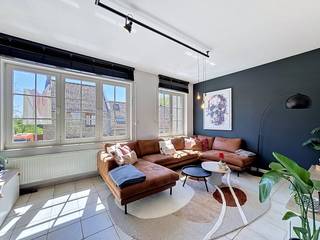 Dit huis is de oplossing voor wie op zoek is naar een ruim appartement vlakbij het strand van Knokke-Heist! In de Evendijk, een rustige doodlopende straat in Knokke-Heist, bevindt zich deze charmante woning die te koop wordt aangeboden. De woning beschikt over vier slaapkamers, wat ze geschikt maakt voor gezinnen of wie graag extra ruimte heeft voor een bureau of hobbykamer. Daarnaast is er een ruime garage met plaats voor twee wagens. Buiten kan je genieten van een zonnige tuin, een ideale plek om te ontspannen of tijd door te brengen met familie en vrienden.Dankzij de vele raampartijen en de hoge plafondhoogte is er een ruim en aangenaam gevoel in de woning. Vanuit de woning heb je bovendien een open en mooi uitzicht op het omliggende natuurgebied, wat een unieke troef vormt en bijdraagt aan het gevoel van rust en ruimte.De aanwezige zonnepanelen verhogen de duurzaamheid van de woning en zorgen voor een aanzienlijke reductie van het energieverbruik.Tot slot is de woning gelegen vlakbij het openbaar vervoer, winkels, scholen en het strand van Knokke-Heist.Ideaal voor wie op zoek is naar een vaste woonst of tweede verblijf in Knokke-Heist!1ste bezoekmoment 04/04 14u00 - 16u00 2de bezoekmoment 11/04 10u00 - 12u00Bezoek mogelijk op afspraakMeer informatie of bezoek? Contacteer Arne op het nummer 0493 25 35 85Deze AI-visualisaties zijn bedoeld als inspiratie. Er werd geen rekening gehouden met technische specificaties, stedenbouwkundige voorschriften of de concrete mogelijkheden tot realisatie.