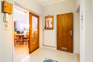 <p><span>Dit charmante appartement bevindt zich op de 2e verdieping van een kleinschalig gebouw, met winkels, openbaar vervoer en invalswegen op wandelafstand. Carrefour ligt naast de deur, de bushalte bevindt zich voor het appartement en dankzij de gunstige ligging ben je in een paar minuten op alle belangrijke invalswegen. Je geniet van een functionele indeling en een terras met extra opbergruimte.</span></p>

<p> </p>

<p><span>Het appartement bestaat uit een inkomhal met ingemaakte kasten - een sfeervolle living – een functionele keuken - twee slaapkamers, waarvan één met directe toegang tot het terras – een badkamer met douche en wastafel. </span></p>

<p> </p>

<p><strong>Belangrijke troeven:</strong></p>

<ul>
	<li><span>Elektriciteit is conform</span></li>
	<li><span>Twee kelderbergingen</span></li>
	<li><span>Dak is geïsoleerd in 2017</span></li>
	<li><span>Zeer lage gemeenschappelijke kosten (50 euro per maand)</span></li>
</ul>