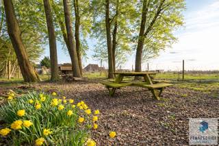 OEDELEM -  Rustig gelegen ruime woning met 3 slaapkamers, bijgebouw en tuin in het landelijke Oedelem.INDELING: Inkomhal met gastentoilet, De knusse...