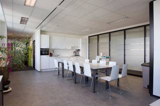 <p><span>Gelegen aan de </span><strong><span>Zwartzustersvest 24 in Mechelen</span></strong><span>, biedt het </span><strong><span>Mechelen City Center (MCC)</span></strong><span> een professionele werkomgeving in een kwalitatief kantoorgebouw.</span></p>
<p><span>Het gebouw werd opgetrokken in 2003 en is uitgerust volgens de hedendaagse eisen, met onder meer </span><strong><span>volledige airconditioning, dubbele beglazing en moderne voorzieningen</span></strong><span>, die zorgen voor comfort en functionaliteit tijdens de werkdag.</span></p>
<p><span>Dankzij de ligging aan de ring van Mechelen zijn de belangrijkste verkeersassen vlot bereikbaar. Het </span><strong><span>historische stadscentrum en de stations Mechelen-Centraal en Nekkerspoel</span></strong><span> bevinden zich bovendien op wandelafstand.</span></p>
<p><span>Er zijn </span><strong><span>parkeerplaatsen beschikbaar</span></strong><span> op de site, wat extra gemak biedt voor medewerkers en bezoekers.</span></p>
<p><span>Het MCC is een aantrekkelijke bedrijfslocatie voor ondernemingen die op zoek zijn naar een comfortabel, goed gelegen en vlot bereikbaar kantoor in Mechelen.</span></p>