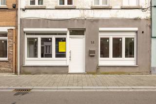 Deze woning op de begane grond combineert modern comfort met een bevoorrechte ligging. <br />Bij binnenkomst treedt u een lichte leefruimte binnen met een praktische en aangename indeling. De keuken komt uit op een eigen binnenplaats, perfect om te genieten van mooie dagen, een etentje met vrienden te organiseren of gewoon in alle rust te ontspannen.<br />Het appartement heeft twee slaapkamers, een badkamer, twee aparte toiletten en een keuken die u zelf kunt kiezen op basis van uw dagelijkse gewoonten en behoeften. De nieuwe kozijnen met elektrische rolluiken zorgen voor een uitstekende geluids- en warmte-isolatie, wat bijdraagt aan een energiezuinig gebouw en lagere energierekeningen.<br />Een andere zeldzame troef in het stadscentrum: een privégarage is verplicht bij het appartement inbegrepen voor 21.000 € extra, waardoor u altijd verzekerd bent van een veilige parkeerplaats.<br />Dankzij de ligging in het hart van Vilvoorde zijn alle voorzieningen direct bereikbaar: winkels, scholen, openbaar vervoer en belangrijke verkeersaders. Dit appartement is een ideale kans voor een koppel, een klein gezin of een investeerder die op zoek is naar een woning zonder renovatiewerkzaamheden, die comfort, functionaliteit en rendement combineert.<br />Voor meer informatie kunt u onmiddellijk contact met ons opnemen en onze website www.Century21hsh.be bezoeken.