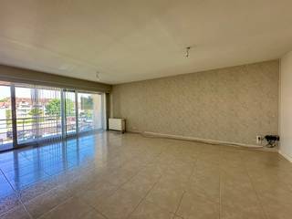Dit appartement bevindt zich in het centrum van Torhout, op een boogscheut van verschillende winkels, openbaar vervoer, ziekenhuis. Er is een...