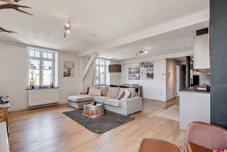 Dit uitzonderlijke penthouse maakt deel uit van de prestigieuze herontwikkeling van het voormalige Sint-Amanduscollege en het Alexianenklooster en wordt exclusief aangeboden via Access Estate.<br />BEZOEK OP AFSPRAAK!<br />Maak uw afspraak via +32 472 60 91 51 (telefoon, sms of Whatsapp).<br /><br />Gelegen aan de Oude Houtlei, op wandelafstand van de Korenmarkt, de Sint-Michielskerk en het bruisende stadscentrum van Gent, bevindt zich dit lichtrijke duplex penthouse op de derde verdieping van een karaktervolle residentie. Met een bewoonbare oppervlakte van 125 m² (exclusief terras) biedt dit appartement een uitzonderlijk gevoel van ruimte, comfort en privacy.<br /><br />Een absolute meerwaarde is het aangename dakterras van circa 14 m², waar u in alle rust kunt genieten van een prachtig uitzicht over de omgeving. De centrale ligging combineert het beste van twee werelden: de levendigheid van de stad ligt letterlijk om de hoek, terwijl de vlotte aansluiting op de binnenring zorgt voor een uitstekende bereikbaarheid richting diverse snelwegen. Mogelijkheid tot aankopen van één of twee ondergrondse staanplaatsen.<br /><br />De site werd in 2011 met grote zorg en respect voor haar historische erfgoed herontwikkeld. Daarbij werd bijzondere aandacht besteed aan duurzaamheid, authenticiteit en kwalitatieve afwerking, wat resulteert in een woonomgeving met een uniek karakter.<br /><br />Het appartement verwelkomt u via een inkomhal met gastentoilet en praktische berging. Op dit niveau bevinden zich twee volwaardige slaapkamers die beide rechtstreeks aansluiten op een badkamer uitgerust met een lavabo en douche. Verder vindt u een lichtrijke leefruimte met eet -en zitplaats die aansluit op de open geïnstalleerde keuken. De trap in de leefruimte leidt naar het verdiep waar er nog een multifunctionele ruimte aanwezig is die toegang verschaft naar het zonnige dakterras. Aan de overzijde van het dakterras bevindt zich bovendien nog een volledig afgewerkte kamer die perfect kan worden ingericht als thuisbureau, logeerkamer/ slaapkamer of hobbyruimte. <br /><br />Troeven:<br />- grote bewoonbare oppervlakte met kwalitatieve afwerking;<br />- recente herontwikkeling waardoor het volledig instapklaar is;<br />- toegang via lift;<br />- ruim dakterras met privacy en mooi uitzicht;<br />- unieke locatie in een historisch kader;<br />- mogelijkheid tot aankopen van één of twee ondergrondse staanplaatsen.<br /><br />Keuringen:<br />- EPC: label B;<br />- elektrische installatie: conform;<br />- asbestattest: asbestveilig.<br /><br />Bent u op zoek naar een exclusieve woonst met karakter, ruimte en een uitzonderlijke ligging in Gent? Dan biedt dit unieke duplex penthouse een zeldzame kans. Contacteer Access Estate vandaag nog en plan uw bezoek.