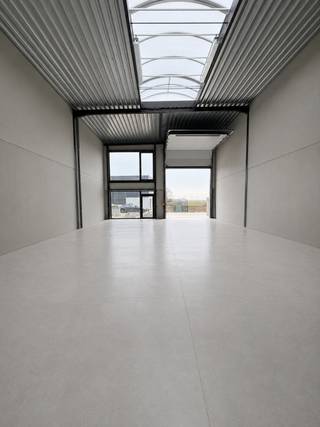 <p>Te huur te Elverdinge: bedrijfsunit in kmo park E-PARK in de Bedrijvenstraat, gelegen in de KMO-zone van Ieper, op een strategische locatie nabij invalswegen.</p>
<p> </p>
<p>Dit nieuwbouw handelspand (bouwjaar 2025) biedt een professionele uitstraling en is ideaal voor ondernemers die zichtbaarheid en bereikbaarheid belangrijk vinden. Gelegen in een drukke omgeving, midden in een bedrijvige KMO-zone, profiteert u van een constante stroom potentiële klanten en leveranciers. Dankzij de ligging vlak bij belangrijke invalswegen is uw zaak vlot bereikbaar voor zowel klanten als medewerkers.</p>
<p> </p>
<p>Belangrijkste ruimtes:<br />• Open commerciële ruimte met veel mogelijkheden voor inrichting<br />• 3 parkeerplaatsen voor klanten en personeel</p>
<p> </p>
<p>Troeven:<br />• Strategische ligging in KMO-zone<br />• Nieuwbouw met moderne uitstraling<br />• Uitstekende bereikbaarheid via invalswegen</p>
<p> </p>
<p>Neem vandaag nog contact op met uw ERA-makelaar voor een bezoek.</p>
<p> </p>
<p>JOUW DROOMHANDELSPAND. ZO GEVONDEN!</p>