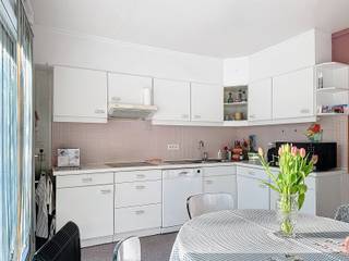 Op zoek naar een veelzijdig pand met commerciële mogelijkheden én een ruime woonst? Dit karaktervolle gebouw in het centrum van Boom biedt het beste van beide werelden!<br /><br /><span>Gelijkvloers:</span><br />Vooraan een ruime winkelruimte met grote etalage, ideaal voor diverse handelszaken.<br />Achteraan een ruim atelier, voorheen gebruikt als bakkerij – perfect voor ambachtelijke beroepen of extra opslag.<br />Aangename koer die extra buitenruimte biedt.<br /><br /><span>Eerste verdieping:</span><br />Gezellige woonkamer en een ruime keuken met aansluitend een zonnig dakterras en prachtig zicht op de tuin van de achterburen.<br />Twee comfortabele slaapkamers en een tussenruimte die diverse mogelijkheden biedt.<br />Badkamer met alle nodige voorzieningen.<br /><br /><span>Tweede verdieping (zolderverdieping):</span><br />Twee zeer grote ruimtes bereikbaar via aparte trappen (voor- en achteraan), die eenvoudig kunnen worden opgedeeld in meerdere kamers.<br />Met een <strong>totale bewoonbare oppervlakte van 314 m² </strong>biedt dit pand eindeloze mogelijkheden: combineer wonen en werken, creëer extra woonunits of maak er een ruim familiehuis van.<br /><br />Toplocatie in Boom!<br />Gelegen in het centrum, met winkels, scholen en openbaar vervoer op wandelafstand. Vlotte verbinding naar Antwerpen en Brussel.<br /><br />Dit pand is <span>onderhevig aan de renovatieverplichting</span> die door de Vlaamse overheid wordt opgelegd voor residentiële gebouwen. <br />Consulteer voor meer informatie :<br />https://www.vlaanderen.be/een-woning-kopen/renovatieverplichting-voor-residentiele-gebouwen<br />Het lage energiepeil kan aangewend worden om bij renovatie gebruik te maken van verschillende renovatiepremies.<br />https://www.vlaanderen.be/premies-voor-renovatie<br /><br />Afmetingen via energiedeskundige.