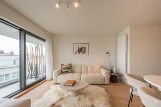 Gelegen op de vijfde verdieping van een stijlvolle residentie aan de Kustlaan, tussen het Van Bunnenplein en het Lichttorenplein, bevindt zich dit smaakvol gerenoveerde appartement met een zuidgericht terras over de volledige gevelbreedte.<br /><br />Indeling:<br /><br />Inkomhal met gastentoilet en vestiaire<br />Lichtrijke woonkamer met toegang tot het zonovergoten terras<br />Volledig uitgeruste open keuken met moderne toestellen<br />Master bedroom met ingemaakte kasten en ensuite badkamer<br />Tweede slaapkamer met dubbelbed en maatkasten<br />Derde kamer, ideaal als kinderkamer, bureau of dressing<br />Extra troeven:<br />De residentie ondergaat momenteel een grondige gevelrenovatie. De zijde van het appartement (kant Lichttorenplein/Kustlaan) bevindt zich reeds in de laatste afwerkingsfase en is zo goed als voltooid. De tweede fase (kant Van Bunnenplein) is gestart, maar heeft geen impact op dit appartement. Bovendien staan ook de inkomhallen op het gelijkvloers op de planning voor vernieuwing, met een voorziene start in het najaar van 2025 of voorjaar 2026 – een extra meerwaarde op termijn.<br /><br />Een instapklaar appartement op een absolute A-locatie, perfect als tweede verblijf of investering aan zee.