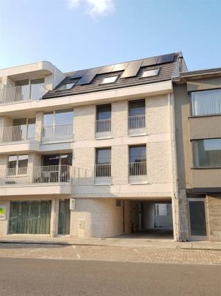 Op zoek naar een instapklaar en energiezuinig appartement in centum Stekene?Dit prachtige nieuwbouwappartement (bouwjaar 2025-2026) bevindt zich in het hart van Stekene en combineert hedendaags wooncomfort met een uitstekende bereikbaarheid. Bij het betreden van het appartement komt u in de inkomhal met een apart gastentoilet. De lichtrijke leefruimte sluit perfect aan op de open, volledig ingerichte keuken en geeft toegang tot het balkon. Verder beschikt het appartement over twee volwaardige slaapkamers, een moderne badkamer met inloopdouche en een praktische berging/wasplaats. Een absolute meerwaarde is de uitzonderlijk ruime ondergrondse parkeerplaats (invalidestaanplaats), die extra comfort en gebruiksgemak biedt. Daarnaast is er ook een private kelderberging, gemeenschappelijke tuin en gemeenschappelijke afvalberging inbegrepen.Interesse in dit stijlvolle appartement? Contacteer ons vandaag nog voor meer informatie of een bezoek ter plaatse via 03 779 69 29 of contact@eberhardvastgoed.be