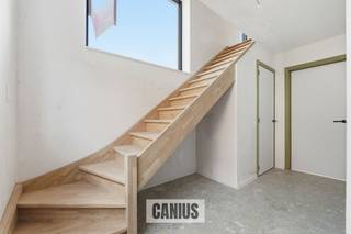 <p><span>KNAPPE NIEUWBOUWWONING MET 3 SLPKS</span></p><p><span> </span></p><p><span>Veerstraat 60B is de thuisbasis van deze knappe nieuwbouwwoning, dit pand bevindt zich achter de prachtige vakwerkwoning en wordt met de allernieuwste technieken afgewerkt.</span></p><p><span> </span></p><p><span>Op het gelijkvloers bevinden zich een inkomhal, een apart toilet, een berging, een keuken en een leefruimte.</span></p><p><span> </span></p><p><span>Op de eerste verdieping ontdekken we een nachthal, een badkamer, een apart toilet en drie slaapkamers.</span></p><p><span> </span></p><p><span>Bijkomend beschikt deze woning over een onderhoudsvriendelijke tuin met aangenaam terras en parkeergelegenheid.</span></p><p><span> </span></p><p><span>KORT SAMENGEVAT</span><span>:</span></p><p><span>Grondwaarde: € 100.000,00</span></p><p><span>12% registratie: € 112.000,00</span></p><p><span>Constructiewaarde: € 237.190,00</span></p><p><span>21% BTW: € 49.809,90</span></p><p><span>TOTAAL: € 399.000,00</span></p><p><span> </span></p><p><span>Opzoek naar een leuke woning in het landelijke Wellen? Maak snel je afspraak voor meer informatie 078 78 30 39 – <span>info@canius.be</span></span></p><p><span> </span></p><p><span>De vermelde oppervlaktes zijn slechts een indicatie. Canius Real Estate kan niet verantwoordelijk gesteld worden voor de juistheid van de door zijn verstrekte gegevens.</span></p><p><span> </span></p>