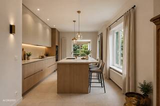 <p>Interesse? Mail rechtstreeks met eigenaar via<strong> paul@meerinfo.immo </strong>of <strong>bel 0473/989334</strong><br />Deze woning (bouwjaar 1969) werd doorheen de jaren deels gerenoveerd, met belangrijke vernieuwingen zoals de PVC ramen rond 2015, en mooie bijbouw achteraan die nog meer ruimte creeert . Ze biedt een bijzonder aangename woonbeleving dankzij haar praktische indeling en mooie volumes.</p>
<p>De ruime leefruimte vormt het hart van de woning en geniet van veel natuurlijke lichtinval. Aansluitend vinden we een functionele keuken en een aangename verbinding met een extra woonkamer met zicht op de tuin. Het terras is overdekt en kijkt uit op de verzorgde tuin.</p>
<p>De woning beschikt over <strong>3 tot 4 slaapkamers</strong> en <strong>2 badkamers</strong>, wat ze uiterst geschikt maakt voor gezinnen of wie extra ruimte wenst voor bureau, hobby of logeerkamer.</p>
<p><strong>Comfort & troeven</strong></p>
<ul>
<li>Perceel van 946 m² met verzorgde tuin</li>
<li>Bewoonbare oppervlakte ca. 225 m²</li>
<li>3 à 4 slaapkamers</li>
<li>2 badkamers</li>
<li>Ruime en lichtrijke woonkamer</li>
<li>Ruim terras, deels overdekt</li>
<li>Zonnepanelen aanwezig</li>
<li>Gedeeltelijke airconditioning</li>
<li>Gedeeltelijk elektrische rolluiken</li>
<li>Renovaties uitgevoerd in 2015</li>
<li>Degelijke constructie (bouwjaar 1969)</li>
</ul>
<p><strong>Samengevat</strong></p>
<p>Een solide en ruime gezinswoning met potentieel, waar basiscomfort en energiezuinige elementen reeds aanwezig zijn. Ideaal voor wie op zoek is naar een goed onderhouden woning met uitbreidings- of moderniseringsmogelijkheden op een mooi perceel.<br />Interesse? Mail rechtstreeks met eigenaar <strong>paul@meerinfo.immo</strong> of bel 0473/989334.<br /><br />Oppervlakten gebaseerd op EPC.<br /><br /></p>
<p></p>
<p></p>