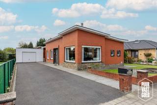 Ruimte, rust en vooral veel mogelijkheden. Deze bungalow staat op een perceel van 815 m² en combineert gelijkvloers wonen met een royale tuin, een grote garage en een afzonderlijk atelier. Een woning met een stevige basis en genoeg speelruimte om er iets heel eigens van te maken.<br /><br />Binnen is de indeling helder en praktisch. De woning beschikt over een woonkamer, keuken, drie slaapkamers, een badkamer en een afzonderlijk toilet. Alles bevindt zich op het gelijkvloers, wat het geheel vlot toegankelijk en comfortabel maakt.<br /><br />Achteraan ligt de zuidgerichte tuin met terras. Veel zon, veel groen en vooral voldoende plaats om buiten echt iets mee te doen. Wie liever in de tuin bezig is dan vanuit het raam naar een postzegel gras kijkt, zit hier goed.<br /><br />Een van de grote troeven van het pand bevindt zich naast de woning. De ruime garage en het aansluitende atelier bieden een pak extra mogelijkheden: opslag, hobbyruimte, werkplaats, wasruimte of gewoon eindelijk genoeg plaats voor alles waarvoor in een doorsneewoning nooit een logische plek lijkt te bestaan. In totaal bedraagt de bebouwde oppervlakte meer dan 200 m².<br /><br />De woning zelf kan op verschillende punten worden opgefrist en gemoderniseerd. Dat vraagt wat werk, maar geeft tegelijk de vrijheid om ze stap voor stap aan te passen aan de eigen smaak en manier van wonen.<br /><br />Met haar ruime perceel, zuidgerichte tuin, drie slaapkamers en uitzonderlijk veel bijruimte is dit geen bungalow die het alleen van haar eenvoud moet hebben. Hier zit vooral potentieel in de vierkante meters, zowel binnen als buiten. Met de fiets sta je bovendien in een dikke 10 minuten aan zee!