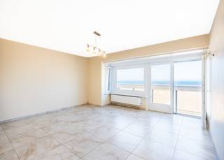 EERSTE BEZOEKMOMENT: ZATERDAG 12/07/2025 - SCHRIJF U IN VIA ONZE WEBSITERuim appartement met 2 slaapkamers te huur op de Zeedijk te Koksijde. De...