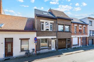 <p>BEZOEKMOMENT op woensdag 17 juni tussen 16u00 en 17u00 (enkel op afspraak)</p><p>Bent u op zoek naar een instapklare woning met drie slaapkamers in het centrum van Sint-Niklaas? Dan is deze woning zeker een bezoek waard!</p><p>Deze gezellige woning is centraal gelegen, op wandelafstand van winkels, scholen en andere voorzieningen.</p><p>Via de inkomhal betreedt u de woning, die toegang biedt tot de lichtrijke leefruimte met open keuken. De open indeling creëert een aangenaam gevoel van ruimte en zorgt voor een vlotte verbinding tussen de verschillende leefruimtes. Vanuit de leefruimte heeft u rechtstreeks toegang tot de gezellige stadstuin, waar u in alle rust kunt genieten van het buitenleven.</p><p>Op het gelijkvloers bevindt zich tevens de badkamer, uitgerust met een ruime inloopdouche, een dubbele wastafel en een toilet. Aansluitend vindt u een praktische berging met aansluitingen voor een wasmachine en droogkast.</p><p>Op de eerste en tweede verdieping bevinden zich drie ruime slaapkamers, die tal van mogelijkheden bieden voor gezinnen, thuiswerkers of hobbyisten.</p><p>Verder beschikt de woning over een handige buitenberging, gelegen aan de stadstuin.</p><p>Troeven van deze woning:<br />- Instapklaar<br />- Drie ruime slaapkamers<br />- Gezellige stadstuin<br />- Praktische buitenberging<br />- Centrale ligging nabij winkels, scholen en openbaar vervoer</p><p>Interesse in deze woning?<br />Neem gerust contact op met Margot Raemdonck via margot.raemdonck@immo-zone.be of telefonisch op 0473 51 80 58 </p>