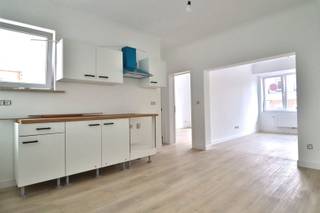 <p><span>Instapklaar, volledig gerenoveerd appartement met terras</span></p><p><span>Op een centrale en vlot bereikbare ligging bevindt zich dit volledig gerenoveerde éénslaapkamerappartement. Dankzij de kwalitatieve afwerking, de lichtrijke ruimtes en het aangename terras is dit de ideale woonst voor starters, alleenstaanden of als investering.</span></p><p><span>Het appartement omvat een ruime en lichtrijke leefruimte, een open uitgeruste keuken, één volwaardige slaapkamer, een stijlvolle badkamer met inloopdouche en lavabomeubel. Het zonnige terras vormt een mooie extra troef waar u in alle rust kunt genieten.</span></p><p><span>Troeven</span></p><p><span>Volledig gerenoveerd</span></p><p><span>Instapklaar<br />Moderne badkamer<br />Ruime leefruimte<br />Aangenaam terras <br />Ideaal als eigen woonst of investering</span></p><p><span> </span></p><p><span>Interesse? Contacteer ons voor meer informatie of een bezoek via <span>056 24 38 12</span></span><span> of <span>info@century21viaplus.be</span></span><span>.</span></p>