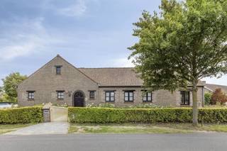 Deze ruime, recent gerenoveerde en opgefriste gelijkvloerse villa ligt residentieel en uiterst rustig op een royaal perceel van 1.266 m². Op wandelafstand van de winkels van Koksijde-Dorp en op amper 400 meter van de duinen van de "Hoge Blekker". De instapklare woning beschikt over een grote leefruimte, een vernieuwde keuken en badkamer, vier slaapkamers, een dubbele garage, een zuidgeoriënteerde tuin en een zeer ruime opslagzolder.INDELING> Gelijkvloers: - Inkom- Leefruimte ingedeeld in eet- en zitplaats- Volledig uitgeruste en vernieuwde keuken- Moderne veranda (2006) met driedubbele beglazing en zonnescreens- Gastentoilet- 4 slaapkamers waarvan één momenteel ingericht als bureauruimte- Badkamer met inloopdouche, toilet en wasmeubel met dubbele lavabo- Wasplaats- Koele (wijn)berging- Dubbele garage met 2 automatische sectionale poorten. Op de oprit kunnen bijkomend nog minstens 2 wagens staan.> Zeer ruime opslag zolderruimte. > Zuidgerichte tuin met automatische beregening, terras en tuinberging. De tuin is volledig omheind en beschikt over een automatische toegangspoort. De eigendom wordt aangeboden via de Power-sale formule. Op 03/07/2026 tussen 16:00 en 18:00 kan u de woning op afspraak komen bezichtigen en een bod uitbrengen. De vermelde prijs is een instelprijs. Voor meer info, gelieve contact op te nemen met de dossierverantwoordelijke.Bestuursmaatregelen in het maatregelenregister: nee
