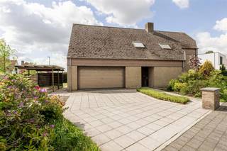<p><span><strong>KIJKDAG ZA 03/10 | KARAKTERVOLLE VRIJSTAANDE WONING MET TOPLIGGING OP 635M²</strong></span><br /><span>Deze vrijstaande villa biedt een centrale, doch rustige ligging in de Willem Pantinlaan te Tielt. </span><br /><span>Op 635m² geniet men van een prachtige zuidwestgeoriënteerde tuin alsook van een mooie voortuin met ruime oprit. </span><br /><span>Deze eigendom werd kloek gebouwd met een bewoonbare oppervlakte van maar liefst 288 m², zo geniet de woning, 7 slaapkamers, 2 badkamers en een dubbele inpandige garage.</span><br /><span>Kijkdag op afspraak zaterdag 3 oktober, mail of bel om jouw afspraak vast te leggen.</span></p><p><span><strong>INDELING: </strong></span><br /><span>We komen binnen in de inkomhal met vestiaire en afzonderlijk toilet. Vanuit de inkom is er toegang naar het eerste leefgedeelte en de inpandige garage. </span><br /><span>Dit eerste leefgedeelte is optimaal voor iemand die nood heeft aan een afzonderlijke praktijkruimte voor zelfstandige activiteit of vrij beroep. Deze ruimte biedt dan weer toegang tot de eerste slaapkamer of bureauruimte. Gezien de valse wand kan dit ook opengemaakt worden tot 1 grote praktijk- of bureauruimte.</span><br /><span>Aansluitend bevindt zich achteraan de leefruimte met ruime zithoek. De leefruimte geniet vele raampartijen die voor veel natuurlijk licht alsook voor een mooi zicht op de tuin zorgen. De gezellige houtcassette zorgt dan weer voor extra warmte en gezelligheid in de winter. De keuken is momenteel afgesloten maar kan volledig opengemaakt worden gezien hier ook een valse wand is voorzien. De keuken is voorzien van kookplaat, dampkap, oven, spoelbak en vaatwasmachine met ruime zithoek. Aansluitend bevindt zich de koele berging en wasplaats voorzien van douchekamer met lavabo. Tot slot is er nog een extra tuinberging voorzien om fietsen binnen te plaatsen. Zowel wasplaats als fietsenberging hebben toegang via een achterdeur.  Op het verdiep is er een nachthal met toegang tot 6 slaapkamers, een afzonderlijk toilet en de badkamer met ligbad en dubbele lavabo.</span><br /><span>4 van de 6 slaapkamers zijn voorzien van een valse wand waardoor slaapkamers gemakkelijk met inloopdressing kunnen worden voorzien. </span><br /><span>De zolder is toegankelijk via zolderluik en zorgt voor extra bergruimte.</span><br /><span>Buiten kan men genieten van een mooie zuidwest georiënteerde tuin met aangelegd terras. Ideaal om volledig tot rust te komen. </span><br /><span>Door de lange oprit, inpandige garage en naastliggende staanplaatsen is er meer dan voldoende parkeergelegenheid. </span><br /><span>Tot slot is er ook een afzonderlijk tuinhuis voorzien.</span></p><p><span><strong>TROEVEN: </strong></span><br /><span>- TOPLIGGING</span><br /><span>- 7 SLAAPKAMERS</span><br /><span>- GARAGE + LANGE OPRIJLAAN</span><br /><span>- GEEN RENOVATIEPLICHT - D LABEL</span><br /><span>- ZUIDWESTTUIN</span></p>