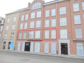 Op wandelafstand van het centrum en recht tegenover Delhaize kunt u dit zeer ruim en lichtrijk appartement met bijhorende garage terugvinden op de eerste verdieping.<br />Het appartement heeft een bewoonbare oppervlakte van 139 m² met achteraan een ruim terras met bergkast waar u kan genieten van het zicht op het Paterspark. <br /><br />Indeling: inkomhal - gastentoilet - ruime woonkamer met elektrische accumulatoren (66 m²) - keuken met elektrisch koken, koelkast met diepvries, oven, vaatwas, spoelbakken, dampkap - via sas naar 3 slaapkamers waarvan 1 met ingemaakte kasten - badkamer met bad, douche, lavabomeubel, toilet.<br /><br />Algemeen:<br />- EPC 237 - label C<br />- Videofoon aanwezig<br />- Ingemaakte kasten aanwezig in sas<br />- Tv-kast aanwezig in woonkamer<br />- Gordijnen en overgordijnen aanwezig in woonkamer en slaapkamers<br />- Vrij op heden<br /><br />Huurprijs: € 930/maand + € 50/maand gemeenschappelijke kosten.