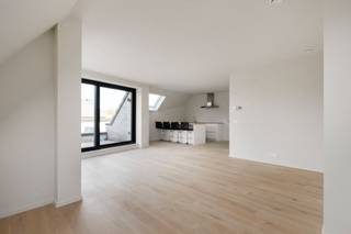 DEMANDE DE VISITE VIA WWW.HILLEWAERE-VASTGOED.BE VIA LE BOUTON ROUGE.<br /><br />Cet appartement spacieux au deuxième étage offre une vue magnifique sur le paysage verdoyant d'Oosteeklo. De grandes baies vitrées offrent beaucoup de lumière naturelle et une sensation d'espace.<br /><br />La propriété est construite selon les normes BEN, ce qui garantit une habitation économe en énergie et des coûts énergétiques réduits.<br /><br />Profitez d'un aménagement moderne, de matériaux de haute qualité et d'un emplacement calme, tout en ayant accès facilement à toutes les commodités telles que les magasins, les écoles et les transports en commun.