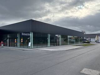 Newly built job store for rent with an area of approximately 434 m² in a commercial location along the Brugsesteenweg in Roeselare. Located in...