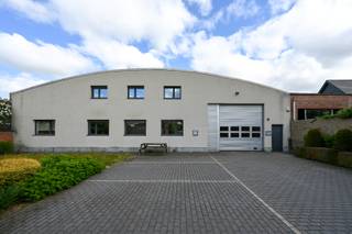 Dit interessante bedrijfsgebouw is gelegen op een werkelijk uitmuntende locatie aan de Koningin Astridlaan te Sint-Michiels (Brugge), vlak tegenover de nieuwe ontwikkeling "BULA" op de voormalige Veemarktsite, en vlakbij de Expressweg/autostrade, bushalte(s), winkels, (hoge)scholen, enz. <br /><br />Het gebouw is ingeplant op een perceel van 1.102m² met aan de voorzijde een bijzonder interessante parking (voor ca. 11 wagens!), waarachter het bedrijfsgebouw zich bevindt. Het gebouw heeft een nuttige oppervlakte van ca. 490m², en is ingedeeld met een ruime (en volledig overspannen) opslagruimte van ca. 200m² (toegankelijk via een automatische sectionaalpoort), en daarnaast nog mooi ingerichte kantoren van ca. 200m² op het gelijkvloers en eerste verdieping. Verder bevindt zich ook nog een mezzanine voor extra opslagruimte, en zijn er ook nog 2 extra bergruimtes. Het geïsoleerde dak is voorzien van zonnepanelen. <br /><br />Opmerking: Een eventuele aankoop via aandelentransactie is ook mogelijk.<br /><br />Contacteer ons snel voor een bezoek aan dit zeer veelzijdige bedrijfsgebouw: www.delbecque.immo