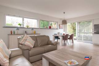 <p><span>KONTICH | HALFOPEN GEZINSWONING MET DRIE SLAAPKAMERS, GROTE TUIN ÉN GARAGE OP EEN TOTALE GRONDOPPERVLAKTE VAN 466m² | EPC C |</span></p><p><span>Indeling als volgt : gelijkvloers :  garage met wasruimte - inkomhal - toilet - woonkamer met open keuken - terras - tuin.</span></p><p><span>Eerste verdieping : traphal - drie ruime slaapkamers (11m², 11,5m² en 15,5m²) - badkamer met douche, lavabo en toilet.</span></p><p><span>Ruime zolderruimte (mogelijkheid voor extra slaapkamers), momenteel bereikbaar via trektrap.</span></p><p><span> </span></p><p><span>Troeven: </span></p><ul><li><span>Zeer gunstig gelegen hoekwoning, dewelke zich bevindt op wandelafstand van het centrum van Kontich, alle winkels, verschillende scholen en openbaar vervoer</span></li><li><span>Inpandige garage en prachtige tuin met een noord-west oriëntatie</span></li><li><span>De oprit van de E19 Antwerpen-Brussel ligt op slechts 2 min. rijden</span></li><li><span>Mogelijkheid tot creëren van extra slaapkamers op de zolder</span></li><li><span>De woning is zeer goed onderhouden en instapklaar!</span></li></ul><p><span> </span></p><p><span> </span></p><p><span> </span></p>