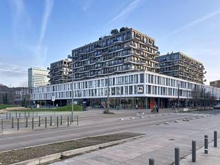 <span>Recent <strong>hoekappartement met 2 terrassen</strong> op de 7de verdieping van residentie Cadiz. </span><br /><span>Prachtig wonen met uitzicht op het water en het Cadixplein (Schengenplein). Aan winkels geen gebrek, je woont boven een Delhaize supermarkt, en wie wil sporten kan naar het Park Spoor Noord of naar de Scheldekaaien.  </span><br /><br /><span><strong>Indeling:</strong><br />Inkomhal; aparte wc; berging; badkamer met ligbad en ophangdouche; 2 slaapkamers op parkettegel; woonkamer met open keuken en toegang tot 2 zonneterrassen met prachtige vrije uitzichten over de stad. </span><br /><br /><strong><span>Bijzonderheden:</span></strong>
<ul>
	<li><span>Kelderberging inbegrepen.  Gemeenschappelijke fietsenberging.</span></li>
	<li><span>Gemeenschappelijke kosten: € 130,- /mnd. </span></li>
	<li><span>Individueel verbruik van gas, water en elektra.</span></li>
	<li><span>Parkeerplaats (met laadpaal) verplicht bij te huren aan € 125,- /mnd.</span></li>
	<li>Beschikbaar vanaf 1 januari 2027.</li>
</ul>