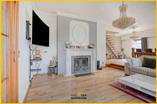 Immo Van Middelem biedt deze verrassend ruime (+/- 335 m²) en goed onderhouden villa aan met 6 kamers (7de mogelijk), 3 badkamers, dubbele...