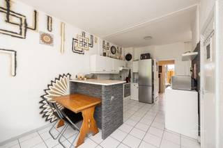 <h3><span>Lichtrijk 2-slaapkamerappartement met ruim terras</span></h3><p><span>Welkom in dit verzorgd en lichtrijk appartement op de </span><span>1e verdieping</span><span>, gunstig gelegen in Mortsel. </span></p><p><span>De praktische indeling, grote raampartijen en aangename buitenruimte maken dit een interessante eigendom voor zowel eigen bewoning als investering. De leefruimte geniet dankzij de grote raampartijen van veel natuurlijke lichtinval en een aangenaam zicht op het groen. Aansluitend bevindt zich de open keuken met eetgedeelte, uitgerust met onder meer een gaskookplaat, oven en voldoende kastruimte. Ook de wasmachine is praktisch geïntegreerd in de keuken. Verder beschikt het appartement over </span><span>2 slaapkamers</span><span>. De hoofdslaapkamer geeft via een brede schuifdeur rechtstreeks toegang tot het </span><span>ruime houten terras van ca. 16 m²</span><span>. De houten afsluiting zorgt voor de nodige privacy en maakt van het terras een aangename plek om buiten te zitten.</span></p><p><span>De </span><span>2e slaapkamer is compacter</span><span> en leent zich als eenpersoonskamer, bureau, dressing of logeerkamer. De badkamer is volledig betegeld en voorzien van een bad met douchefunctie en wastafel. Daarnaast is er nog een </span><span>2e, kleiner terras</span><span> aanwezig.</span></p><p><span>Het appartement bevindt zich in verzorgde staat en is momenteel bewoonbaar. Op energetisch vlak zijn er verbeteringen nodig. Het appartement beschikt over </span><span>EPC-label F</span><span> en valt hierdoor onder de renovatieverplichting.</span></p><p><span>Dankzij de centrale ligging in Mortsel bevinden winkels, openbaar vervoer en andere voorzieningen zich in de nabije omgeving.</span></p><p><span>Kortom, een verzorgd en lichtrijk appartement met </span><span>2 slaapkamers en een ruim terras</span><span>, interessant voor wie op zoek is naar een praktische woonst met een aangename buitenruimte.</span></p><p><span>EPC-label F</span><span>, renovatieverplichting van toepassing.<br />Certificaatnummer: </span><span>20260910-0003950276-RES-1</span></p><p><span>Troeven:</span><span><br />· 2 slaapkamers<br />· Ruim terras + kleiner terras<br />· Veel natuurlijke lichtinval<br />· Aangenaam zicht op groen<br />· Open leefruimte met keuken<br />· Verzorgde staat<br />· Centrale ligging in Mortsel</span></p><p><span>Contact:</span><span><br />Vrijblijvend advies met gratis schatting van uw woning? Neem gerust contact met ons op.</span></p><p><span>Robin Van den Bergh<br /><span>robin@home4you.be</span></span><span><br />+32 468 23 19 79<br />7/7 bereikbaar</span></p>