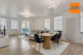 <p><span>Lichtrijk 2 slaapkamer appartement met garagebox.</span></p><p><span> </span></p><p><span>In een recent en klein gebouw van 2017  ZONDER LASTEN vindt u dit instapklaar appartement van +/- 90 m² met veel lichtinval. </span></p><p><span>Een ideale combinatie van comfort en bereikbaarheid.</span></p><p><span> </span></p><p><span>VANAFPRIJS VAN 295.000€</span></p><p><span>SCOOP SALE DINSDAG 3/2 VAN 16.00 TOT 19.00 EN ZATERDAG 07/2 VAN 11 U TOT 14.00 OP AFSPRAAK</span></p><p><span> </span></p><p><span>De leefruimte  heeft grote raampartijen die zorgen voor veel natuurlijk licht en wordt verlengd met een balkon. </span></p><p><span>De keuken (oven, kookvuur, vaatwasser, koelkast) is open sluit naadloos aan op de woonkamer.</span></p><p><span> </span></p><p><span>Het appartement beschikt over twee ruime slaapkamers (+/- 15 en 14 m²) , een badkamer met lavabo, ruime douche en aansluiting voor de wasmachine, een apart toilet en een praktische berging naast de keuken.</span></p><p><span> </span></p><p><span>Troeven:</span></p><p><span>- Ruime garagebox.</span></p><p><span>- Verwarming op aardgas en driedubbele beglazing, EPC B, 129 kWh/m²/j.</span></p><p><span>- Gepantserd deur.</span></p><p><span>- Geen lasten, geen syndicus.</span></p><p><span>- Goede verbinding met invalswegen, scholen, winkels en openbaar vervoer.</span></p><p><span> </span></p><p><span>Boek nu uw bezoek !</span></p>