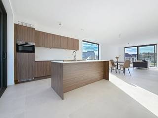 In het hart van Izegem, vlak bij winkels, openbaar vervoer en op korte wandelafstand van het Wallemotepark, vinden we dit instapklare appartement...