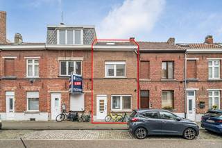 Deze goed gelegen woning bestaat uit een leefruimte, een eetplaats met een open keuken, een badkamer, een wasplaats, 2 ruime slaapkamer en een...