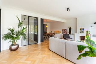 <p>Riant appartement op toplocatie! Graag stellen wij dit sublieme appartement voor, welke recent volledig gerenoveerd werd volgens de laatste trends. Het resultaat mag gezien worden: een uiterst praktisch en luxueus appartement waar ruimte en licht de hoofdtonen spelen. Indeling: inkomhall op travertin met gastentoilet en vestiairekast, via de glazen deur ontdekken we de zonnige leefruimte in L-vorm op parket en open luxekeuken voorzien van alle toestellen en een aparte coffeecorner / ontbijthoek en praktische berging met aansluiting wasmachine. Open en groen uitzicht. Aansluitend de keuken bevindt zich het terras met mooi zicht op de omliggende verzorgde tuinen. Er zijn 2 slaapkamers aan de rustige achterzijde waarvan 1 masterbedroom met dressingkasten en luxebadkamer. Een derde slaapkamer, palend aan de living doet heden dienst als bureauruimte en wordt afgesloten met een partij glazen deuren zodat deze mee bij de leefruimte kan betrokken worden. Extra troeven: klein gebouw, nieuwe ramen, gunstig EPC, Elek conform, private kelder, fietsenberging. Toplocatie op de Jan Van Rijswijcklaan net voorbij de prestigieuze kantoren van Bank Delen (expowijk) vlot bereikbaar via openbaar vervoer (tramhalte nabij) snelwegen en fietspaden.</p>
