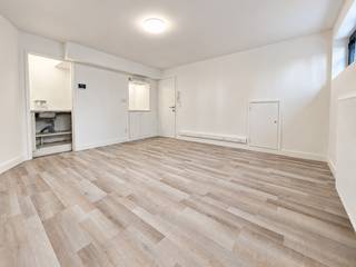 <strong>Studio met aparte kamer op goede locatie Tentoonstellingswijk</strong> <strong>vlakbij het groene Mastvest, openbaar vervoer, winkels, scholen, belangrijke in-en uitvalswegen!</strong><br /><br /><span><strong>INDELING;<br /></strong></span><br />Op de tussenverdieping van een goed onderhouden gebouw treft men 2 kamers van elks ca 20m² op laminaat. Eén kamer beschikt over een lavabo, de andere kamer over een kitchenette begrijpende een lavabo, een elektrisch kookvuur met dampkap en schuiven. De badkamer is apart en is uitgerust met een douche, een lavabo, een toilet en aansluitingen voor wasmachine en droogkast.<br /><br />Mogelijkheid om een parking te huren in het gebouw. Tuin achter het gebouw aanwezig voor de bewoners.<br /><br />Onmiddellijk beschikbaar.