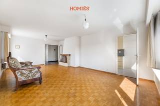 <strong><span>In hartje Leuven vindt u dit ruime appartement met drie volwaardige slaapkamers, een aangenaam terras en een gunstig EPC-label B. Dankzij de praktische indeling en de royale ruimtes biedt deze eigendom de ideale opportuniteit voor wie een appartement volledig naar eigen smaak wil inrichten, zonder renovatieverplichting. </span></strong>Het appartement beschikt over een lichtrijke leefruimte, een aparte keuken, drie volwaardige slaapkamers, een badkamer en een gastentoilet. De functionele indeling biedt tal van mogelijkheden om het appartement af te werken volgens uw eigen woonwensen. De ligging is een absolute troef. Winkels, scholen, openbaar vervoer, het station van Leuven en belangrijke invalswegen bevinden zich op korte afstand, waardoor u geniet van een uitstekende bereikbaarheid en alle voorzieningen binnen handbereik. De elektriciteit wordt individueel afgerekend. De kosten voor gas en water worden beheerd via de syndicus en afgerekend op basis van een maandelijkse provisie. <strong><span>Dankzij de combinatie van ruimte, een centrale ligging en een gunstig EPC-label B vormt dit appartement een uitstekende keuze voor zowel eigen bewoning als investering. </span></strong>Contacteer ons voor meer informatie of een bezoek via <strong><span>info@homies.be</span></strong> of <strong><span>016 22 82 22</span></strong><strong>.</strong>