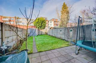 <p><span>Wonen in een </span><span>groene omgeving</span><span>, vlakbij de </span><span>Bremweide</span><span> en het </span><span>Rivierenhof in Deurne, </span><span>en toch met alle dagelijkse voorzieningen binnen handbereik? Dit </span><span>gelijkvloers appartement</span><span> </span><span>met tuin (120m²) </span><span>in de Antoon Van Den Bosschelaan combineert een rustige ligging met een vlotte bereikbaarheid van winkels, scholen, openbaar vervoer en belangrijke invalswegen.</span></p><p><span> </span></p><p><span>Het gelijkvloerse appartement maakt deel van een </span><span>kleinschalig en verzorgd gebouw</span><span> en beschikt over een aangename, praktische indeling. De woonkamer en eetkamer vormen samen een gezellige woonruimte die aansluit op de open keuken. Verder zijn er t</span><span>wee slaapkamers</span><span>, een badkamer met douche, lavabomeubel en toilet, en een veranda die uitgeeft op de </span><span>grote tuin (120m²)</span><span>. </span></p><p><span> </span></p><p><span>Indeling</span></p><p><span>- inkomhal</span></p><p><span>- woonkamer en eetkamer</span></p><p><span>- open geïnstalleerde keuken</span></p><p><span>- slaapkamer 1</span></p><p><span>- slaapkamer 2</span></p><p><span>- badkamer met douche, lavabomeubel en toilet</span></p><p><span>- veranda</span></p><p><span>- tuin (120m²)</span></p><p><span>- kelderberging</span></p><p><span> </span></p><p><span>Algemeen gebouw</span></p><p><span>- kleinschalig gebouw</span></p><p><span>- geen lift</span></p><p><span>- lage gemeenschappelijke kosten</span></p><p><span>- individuele meters voor gas en elektriciteit</span></p><p><span> </span></p><p><span>Troeven</span></p><p><span>- rustige ligging</span></p><p><span>- gezellige en grote tuin</span></p><p><span>- geschikt voor eigen bewoning of als investering</span></p><p><span> </span></p><p><span>Dit appartement is ideaal voor wie zelf rustig wil wonen in het groen, maar ook interessant als </span><span>investering</span><span> met verhuurpotentieel.</span></p><p><span> </span></p><p><span>Ben jij geïnteresseerd in dit gelijkvloers appartement te koop in Deurne, ben je op zoek naar ander vastgoed of wens je de waarde van jouw eigendom te kennen? Dan ben je bij BOLT immo aan het juiste adres! Wij helpen jou graag verder.</span></p><p><span> </span></p><p><span> </span></p>