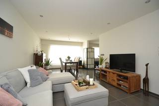 Op zoek naar een ruim en <strong>energiezuinig appartement? </strong>Dan is dit gelijkvloersappartement zeker een bezoek waard.<br /><br />Je komt binnen via de inkomhal met vestiairekast en apart toilet.<br /><br />Veder beschikt dit appartement over een ruime leefruimte met met halfopen volledig uitgeruste keuken.<br />Aansluitend bevindt zich een berging met aansluiting voor een wasmachine en/of droogkast.<br /><br />Het appartement telt <strong>drie slaapkamers </strong>(+/-17m² en 2x +/- 9,2m²) en is voorzien van laminaat, vliegenramen en rolluik.<br />Vanuit elke slaapkamer heb je rechtstreeks toegang tot het <strong>terras </strong>en de privatieve <strong>tuin</strong>.<br /><br />De badkamer is uitgerust met een lavabomeubel, ligbad en inloopdouche.<br /><br />Daarnaast beschik je over <strong>een garage</strong> met automatische poort en een gemeenschappelijke <strong>fietsenberging</strong>.<br /><br />Dankzij de vloerverwarming, domotica, ventilatiesysteem type D en kwalitatieve isolatie geniet je van een comfortabel woonklimaat en een laag energieverbruik.<br /><br />De gemeenschappelijke kosten bedragen € 25 per maand en omvatten de elektriciteit van de gemeenschappelijke delen en het jaarlijks onderhoud van de individuele verwarmingsinstallatie.<br />Alle nutsvoorzieningen beschikken over aparte meters.<br /><br /><strong>Praktische informatie:</strong>
<ul>
<li>Vrij vanaf 1/09/2026</li>
<li>Gemeenschappelijke kosten per maand: € 25,-</li>
<li>Huurwaarborg: 3 maanden huur (€ 3.600,-)</li>
<li>Combi ingaande + uitgaande plaatsbeschrijving: € 285,00- incl. 21 % BTW (per partij)</li>
</ul>
Interesse? Neem gerust contact op voor meer informatie of een bezoek ter plaatse.<br /><br />Neem een kijkje op www.immoselekt.be voor ons volledige huuraanbod.