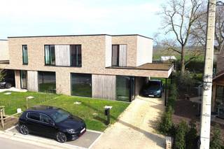 HEDENDAAGSE NIEUWBOUW MET FOCUS OP ENERGIE EFFICIENTIE Deze schitterende half open woning geniet van een rustige ligging in een groene omgeving.Een...