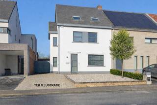 HAALTERT - Deze ruime halfopen bebouwing bevindt zich in Haaltert op een mooi perceel van 1727m².De ligging is zeer gunstig, dichtbij openbaar...