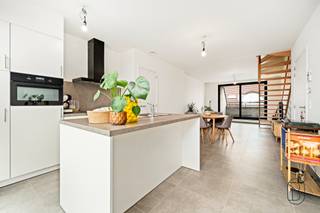 <strong>Spacieux duplex avec une chambre et deux terrasses</strong><br /><br />Ce duplex agréable dispose d'un espace de vie lumineux avec cuisine ouverte et accès direct à deux terrasses ensoleillées, l'une à l'avant et l'autre à l'arrière. À ce niveau, vous trouverez également des toilettes séparées et un débarras pratique.<br />À l'étage supérieur se trouvent une chambre très spacieuse, une salle de bains avec douche et des toilettes séparées.<br /><br />Il est également possible de louer ou d'acheter une place de parking à l'arrière.<br />Le bien est actuellement loué via un contrat de location enregistré à 775 € / mois.