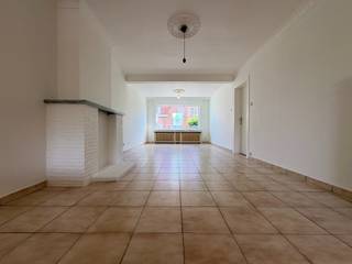 In Anzegem kan je deze ruime woning met drie slaapkamers ontdekken, ideaal voor wie comfortabel en rustig wil wonen met toch alle nodige...