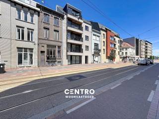 RECENT (°2022) centraal gelegen appartement met 2 slaapkamers en 2 badkamers, geschikt voor hoofdverblijf én als 2de verblijf!<br /><br /><strong>INDELING:<br /><u><em>Vierde verdieping:</em></u></strong><br />Inkomhal - LICHTRIJKE living - volledig ingerichte open keuken (O.a. met fornuis, dampkap, combi-oven, frigo én vaatwasmachine) - afzonderlijk gastentoilet (met lavabo) - badkamer 1 (O.a. met lavabomeubel en douche) - ruime slaapkamer - ZUIDgericht terrasje.<br /><br /><u><em><strong>Vijfde verdieping:</strong></em></u><br />Nachthal - 2de slaapkamer - 2de badkamer (O.a. met lavabomeubel, hangtoilet en douche) - wasplaats (Voorzieningen voor wasmachine en droger) - berging.<br /><br /><u><strong>Opmerkingen:<br />- Energielabel A!</strong></u><br />- Lift aanwezig.<br />- Oppervlakte: 110m2.<br />- Videofonie aanwezig.<br />- ZONNEPANELEN aanwezig.<br />- Elektriciteit volledig GOEDgekeurd!<br />- Volledig geschilderd door professionele schilder!<br />- Tevens geschikt als opbrengsteigendom.<br /><br />INSTAPKLAAR appartement met alle COMFORT op wandelafstand van de Grote Markt, de Zeedijk, het station, scholen en winkels! Aarzel zeker niet om ons te contacteren voor een bezoek ter plaatse: 050/70.01.02 - info@centro.be.