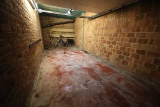 Deze uitzonderlijk ruime garage is gelegen in de Residentie Flora te Mariakerke.<br />Via de Troonstraat rijdt men binnen in het ondergrondse complex.<br />De automatische poort verleent u toegang tot de gerenoveerde residentie.<br />Het gebouw werd zonet in een nieuw jasje gestoken.<br /><br />De garage zelf beschikt over een automatische poort en heeft volgende ruime (en uitzonderlijke) afmetingen:<br /><br />Via een automatische poort krijgt men toegang tot het afgesloten complex. De afgesloten garagebox is vlot toegankelijk en heeft volgende afmetingen:<br />Hoogte poort: 2 m<br />Breedte poort: 2,32 cm<br />Breedte box: 2,72 cm<br />Diepte box: 6,27 cm